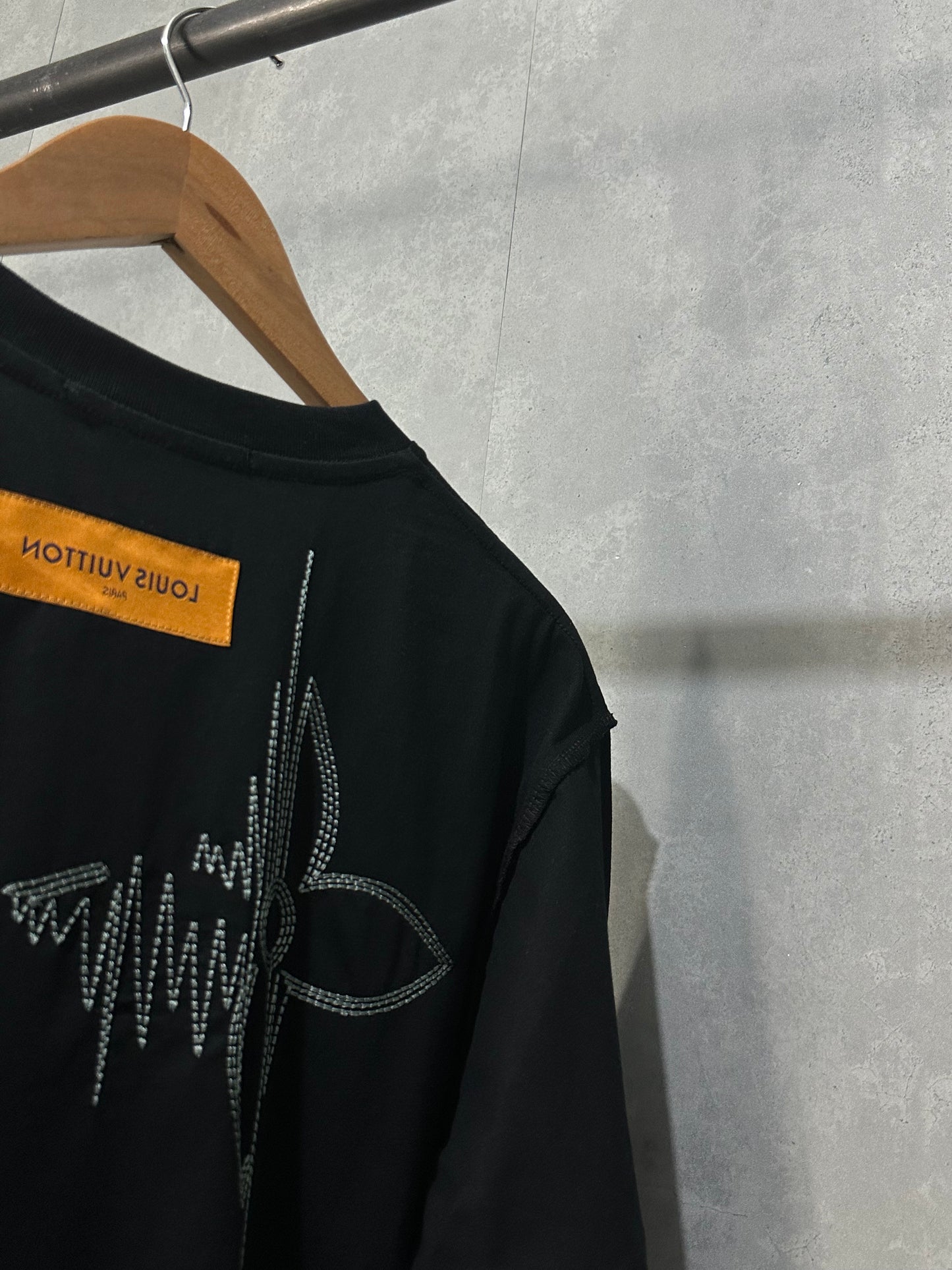 Louis Vuitton T- Shirt mit LV Frequency Motiv in Nordrhein